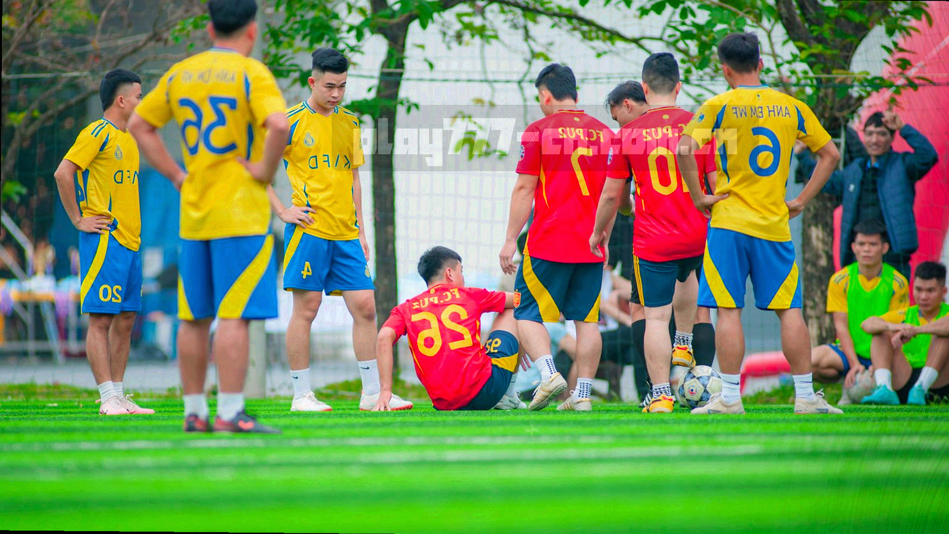 霓虹灯下的街机摇杆，光线反射金属质感